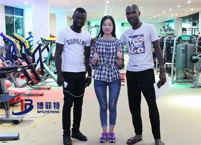 加纳客户来中国广州向日葵成人网站健身器材有限公司为他们的健身房采购成人向日葵视频