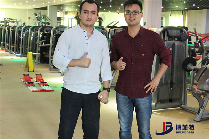 阿塞拜疆客户来向日葵成人网站购买健身房器材，产品囊括有氧系列的跑步机，动感单车，健身车