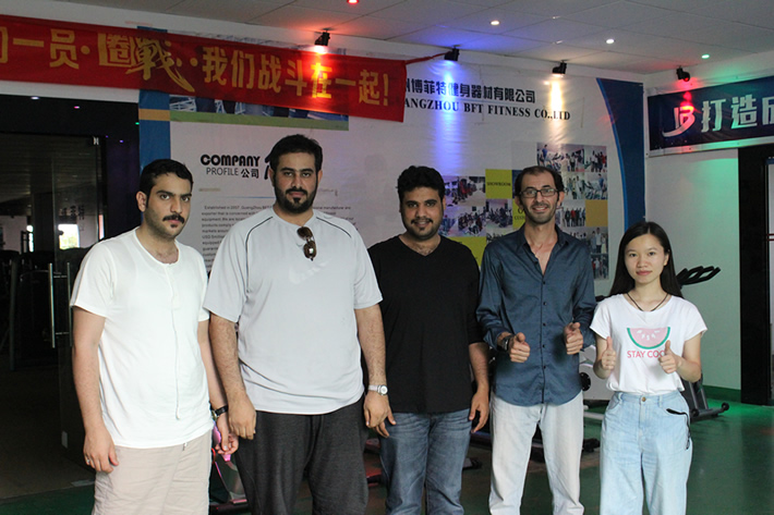 沙特客户来中国进口商用健身房器材