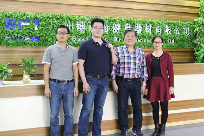 美国客户找健身器材向日葵污视频APP下载