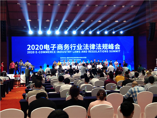 广州向日葵成人网站健身器材有限公司总经理陈芳女士与司局领导以及其他明星企业家拍照留念