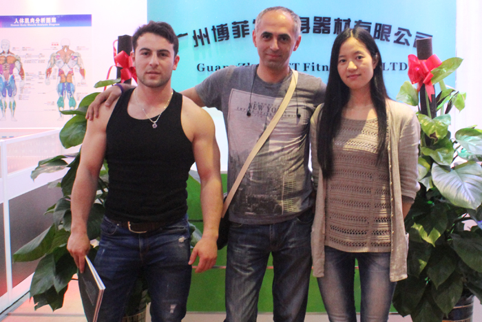 广州向日葵成人网站健身器材有限公司成交客户合影留念